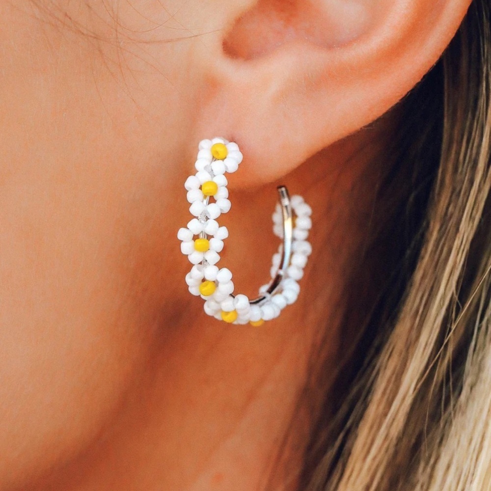 NWT Pura Vida Daisy Beaded Flower Hoop Earrings